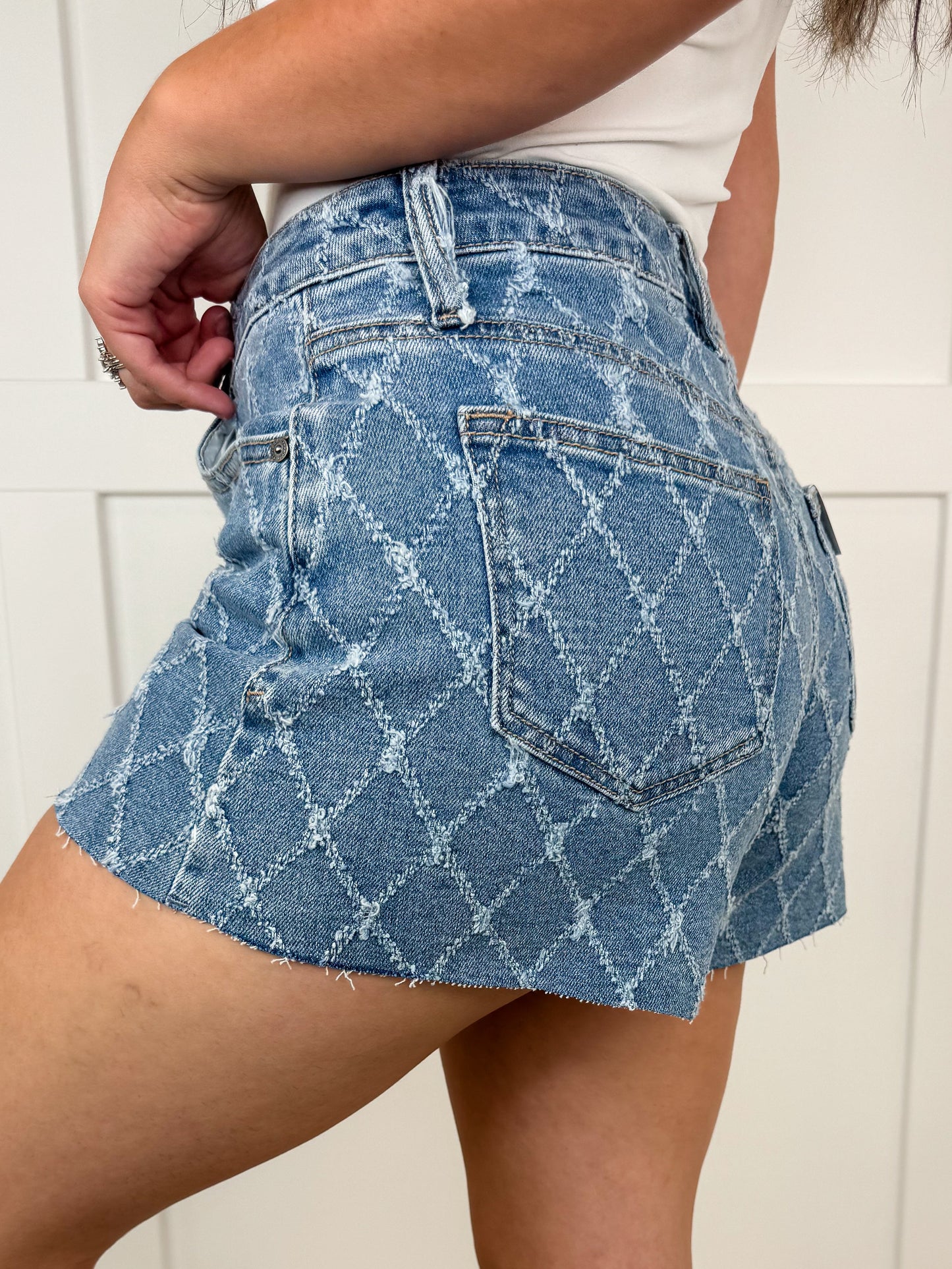 Short Saige Linda en jean bleu délavé taille haute et ourlet brut