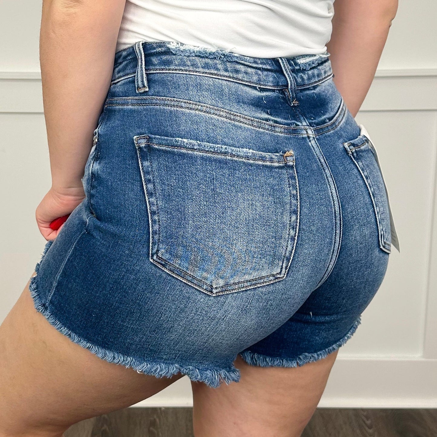 Shorts bleus délavés à taille haute, ourlet effiloché, Risen Marina