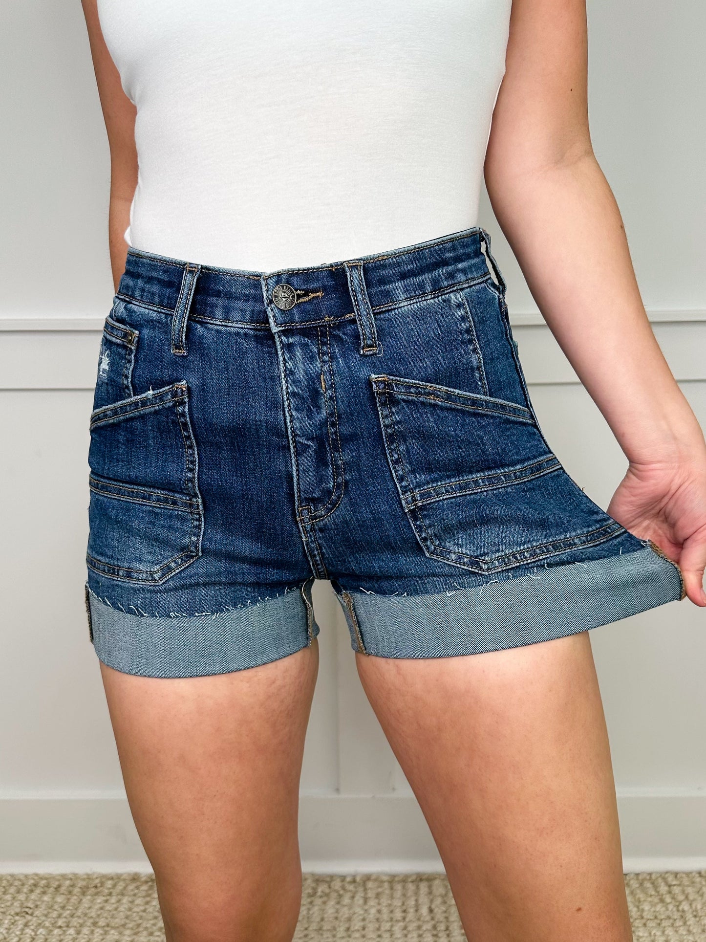 Shorts bleus Saige Tara taille haute à revers, effet ventre plat, délavage foncé