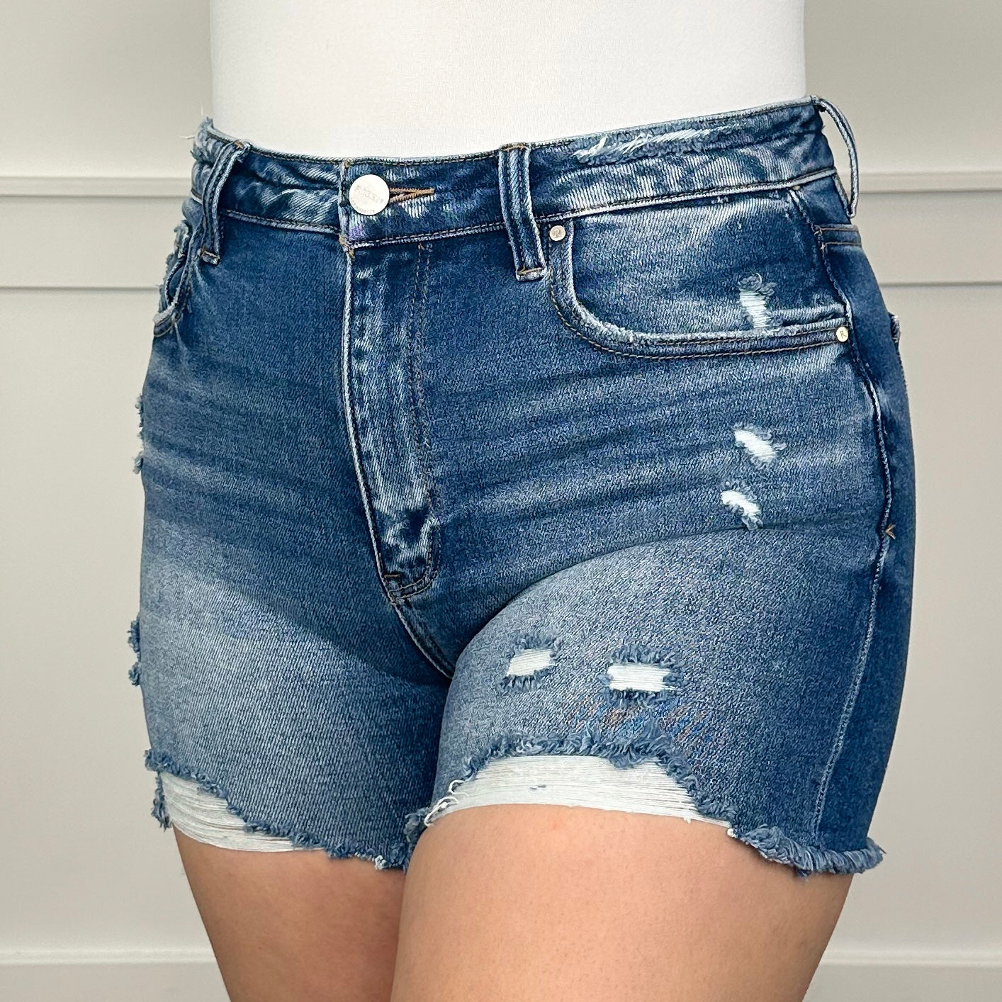 Shorts bleus délavés à taille haute, ourlet effiloché, Risen Marina