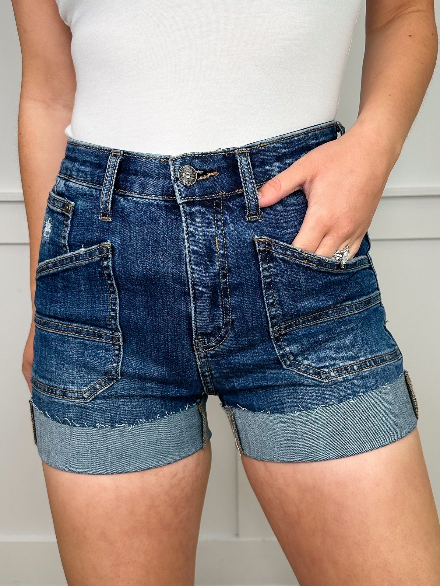 Shorts bleus Saige Tara taille haute à revers, effet ventre plat, délavage foncé