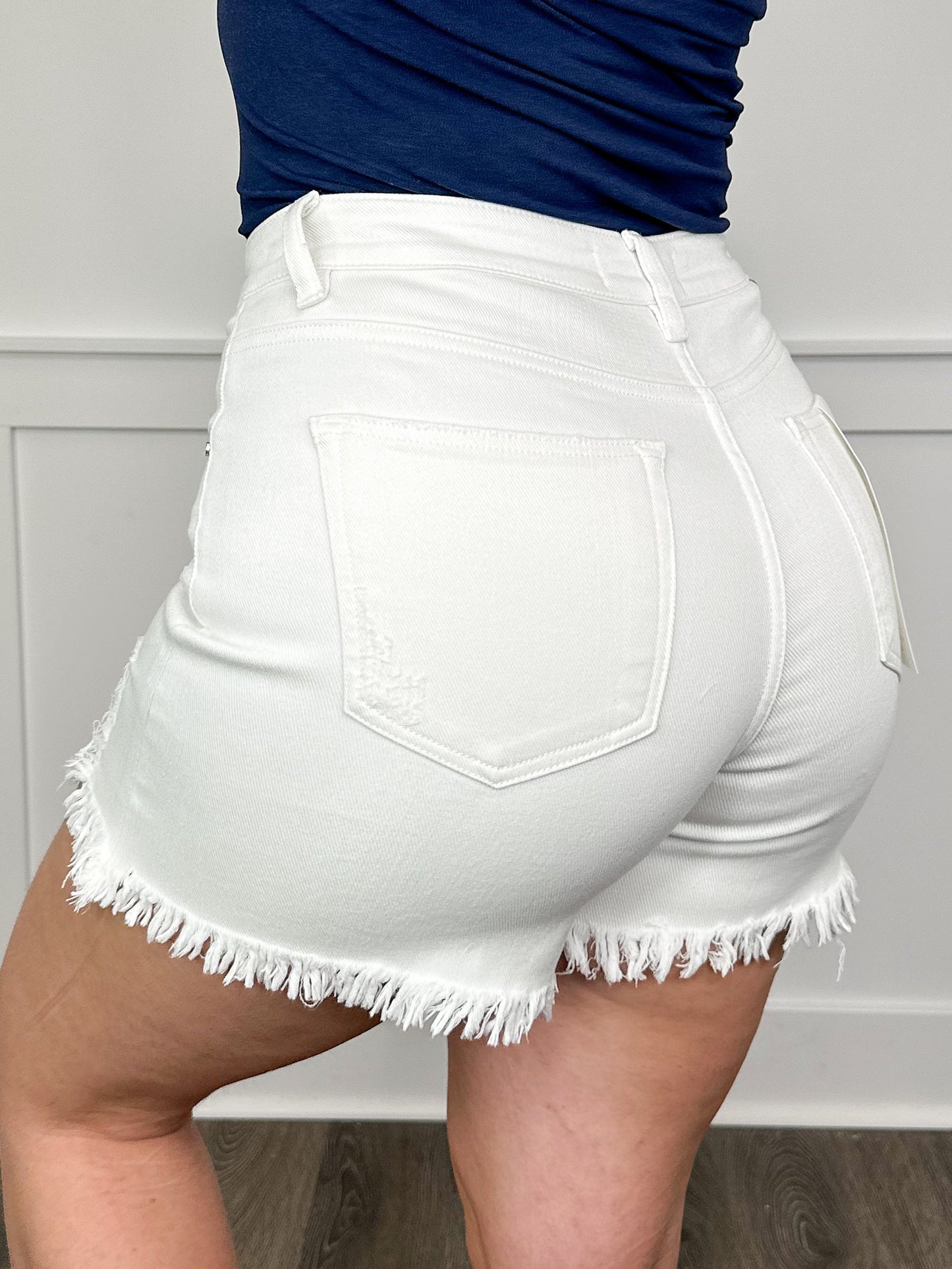 Shorts blancs taille haute à ourlet effiloché, effet vieilli, contrôle du ventre, Risen Daisy