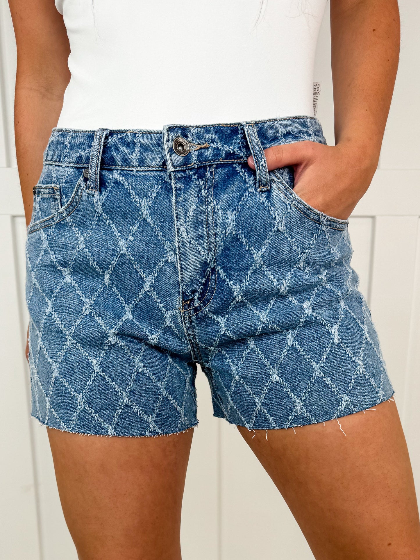 Short Saige Linda en jean bleu délavé taille haute et ourlet brut