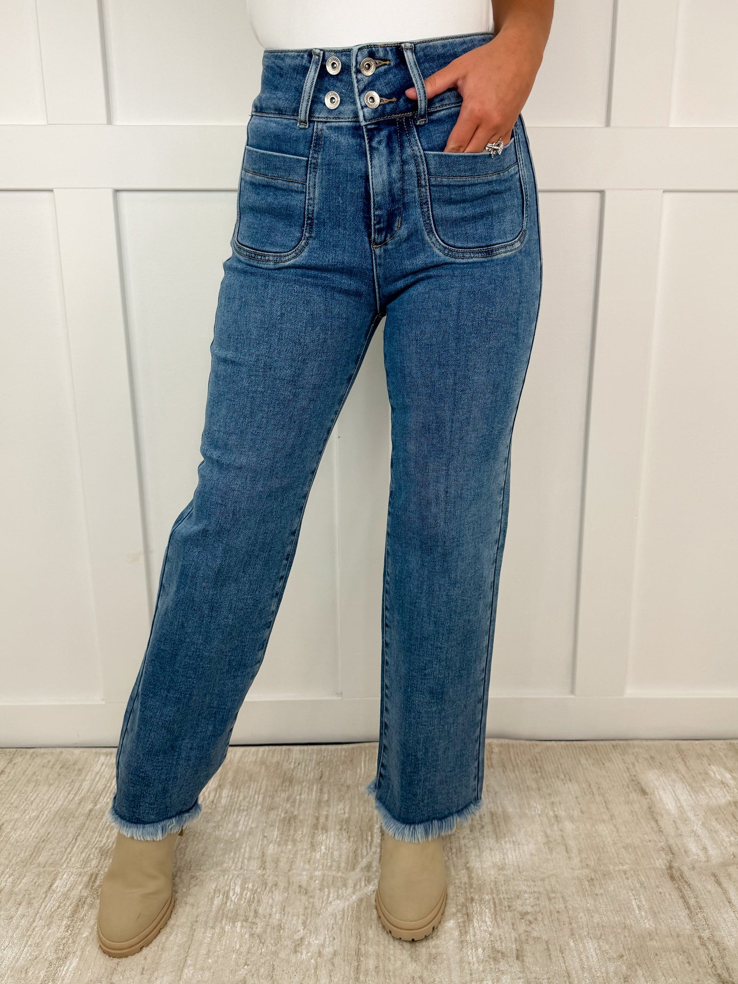 Jean bootcut bleu Saige Marie à taille haute, ourlet effiloché et quatre boutons ajustables