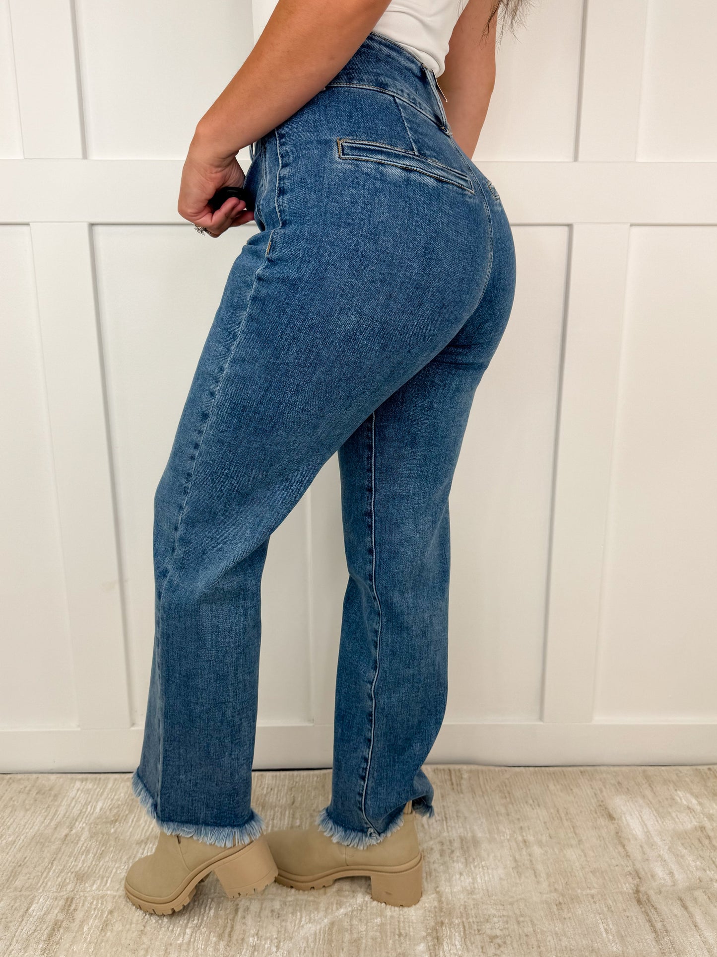 Jean bootcut bleu Saige Marie à taille haute, ourlet effiloché et quatre boutons ajustables