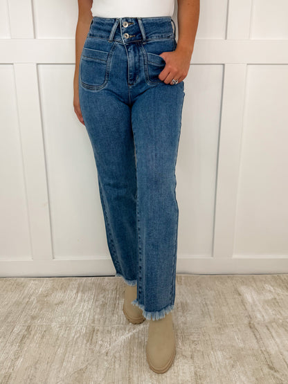 Jean bootcut bleu Saige Marie à taille haute, ourlet effiloché et quatre boutons ajustables