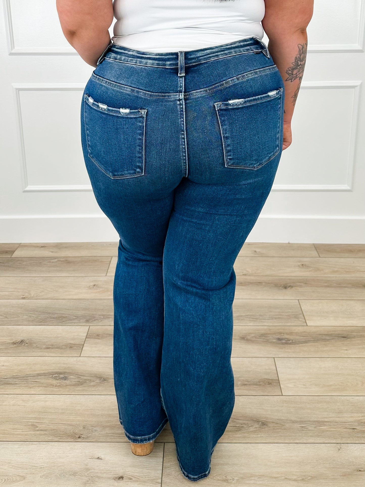 Jeans droits rehausseurs de silhouette Lola Risen - Délavage foncé (Usé)