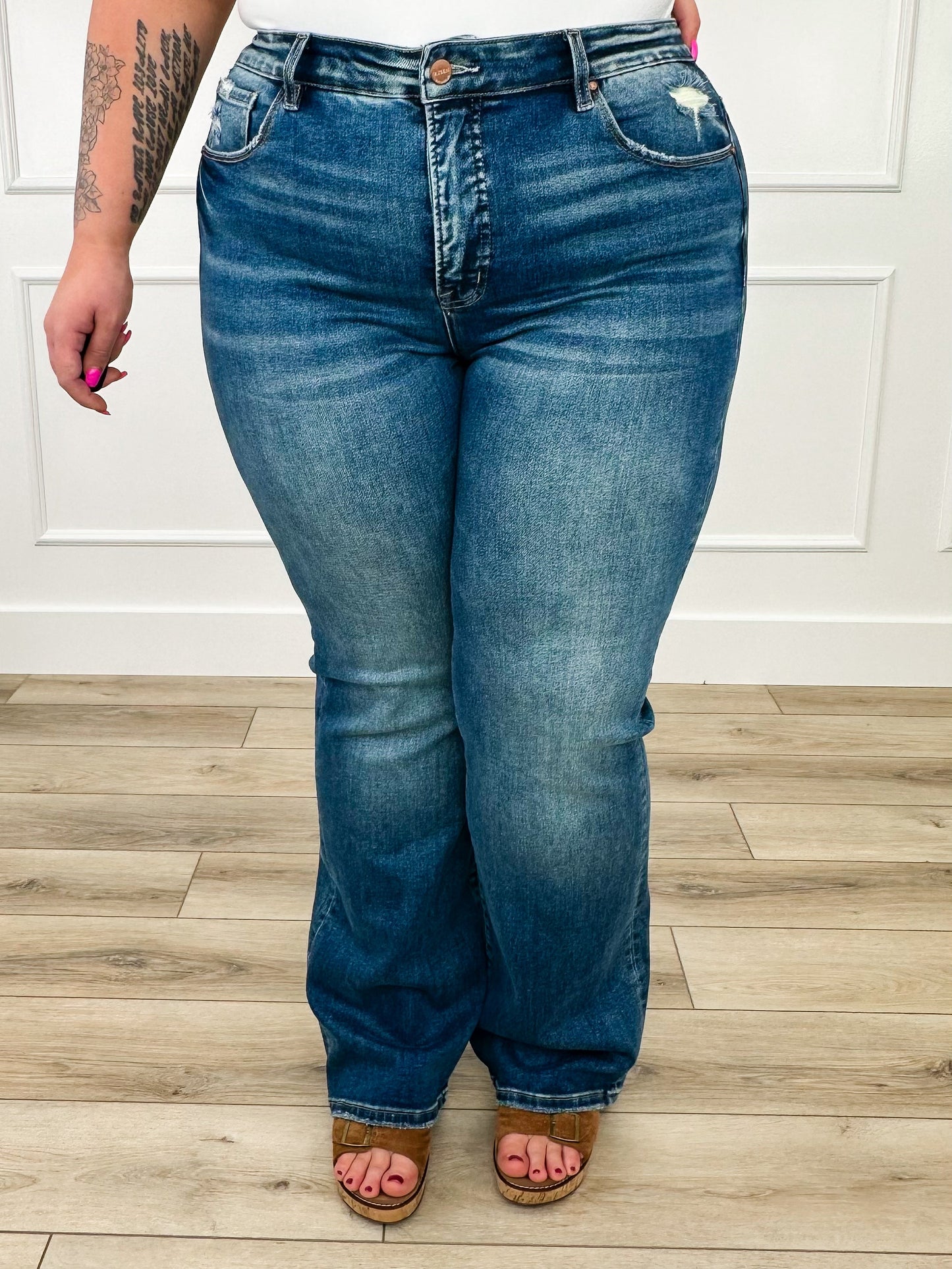 Jeans droits rehausseurs de silhouette Lola Risen - Délavage foncé (Usé)