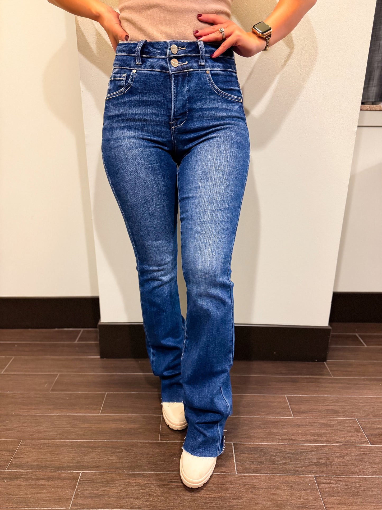 Jeans bleu foncé bootcut taille haute double bouton à ourlet brut effet ventre plat Risen Selena