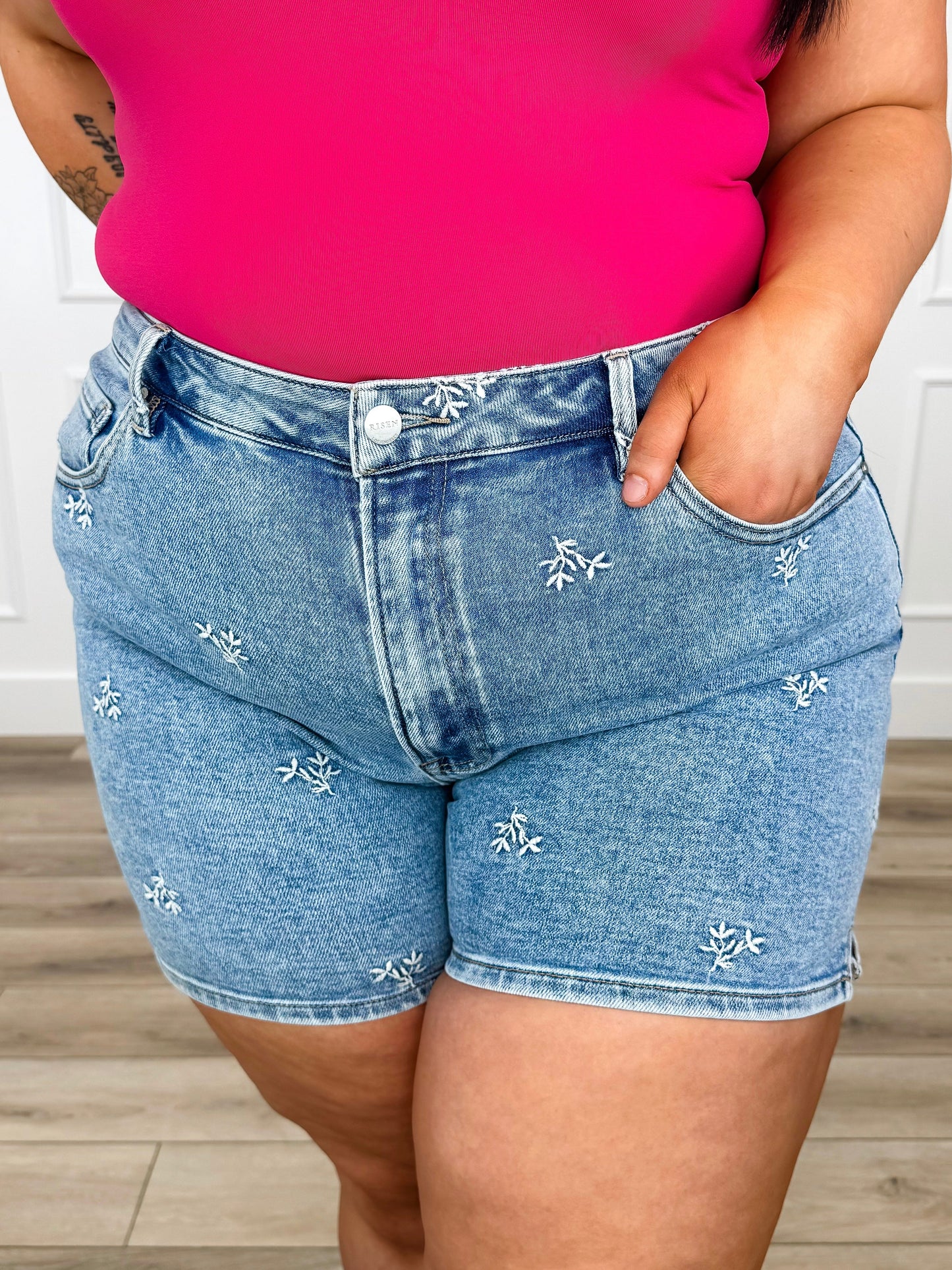 Short en jean taille haute Risen Ember - Délavage clair (Broderie, Non usé)