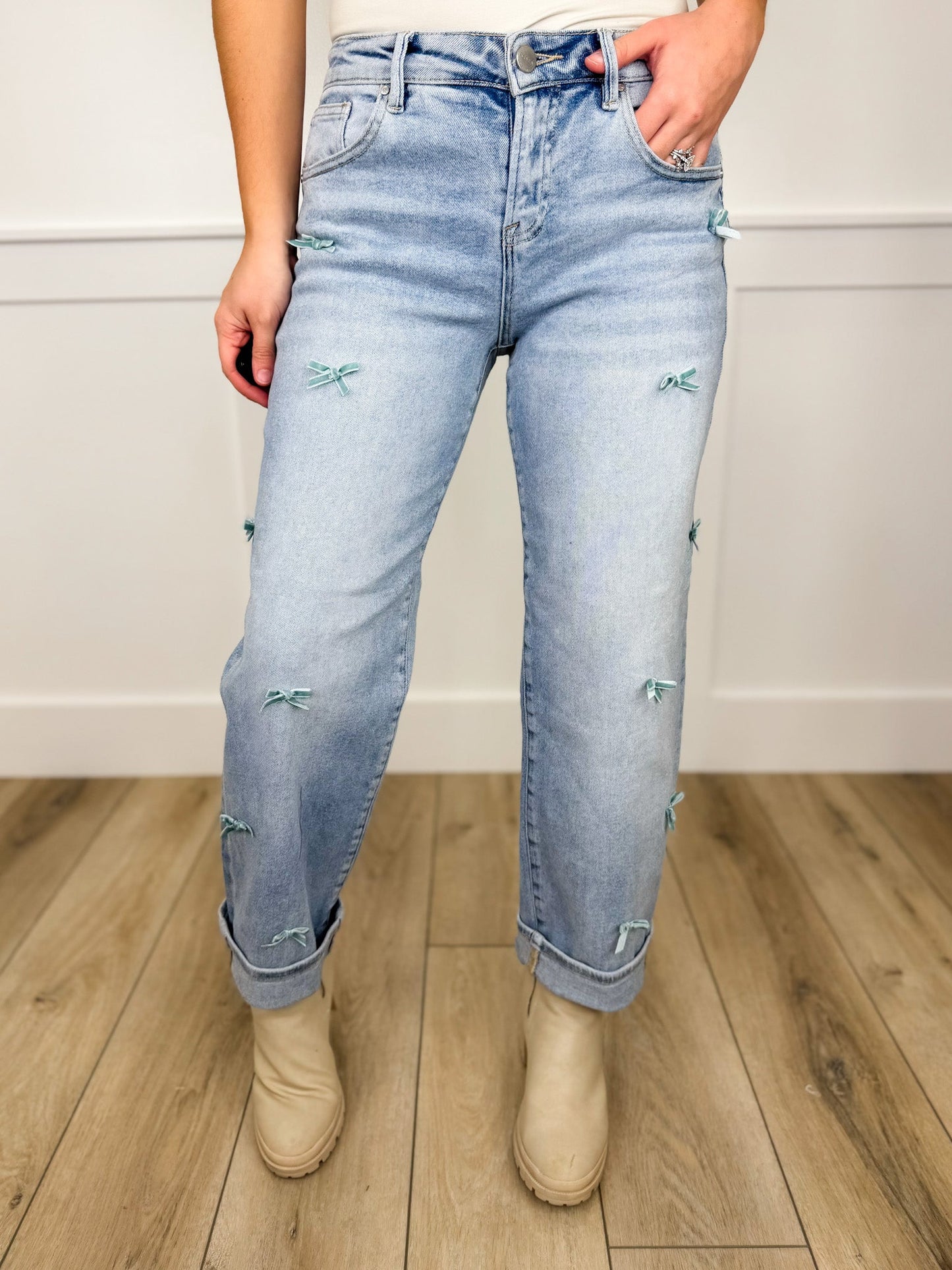 Jean court bleu clair Risen Cassidy, taille haute, coupe tonneau, détail de nœud