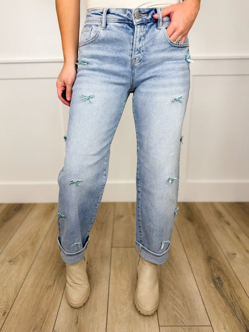 Jean court bleu clair Risen Cassidy, taille haute, coupe tonneau, détail de nœud
