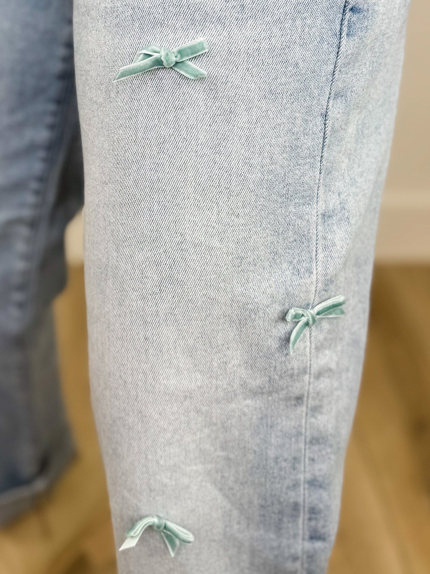 Jean court bleu clair Risen Cassidy, taille haute, coupe tonneau, détail de nœud