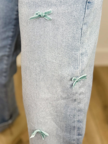 Jean court bleu clair Risen Cassidy, taille haute, coupe tonneau, détail de nœud
