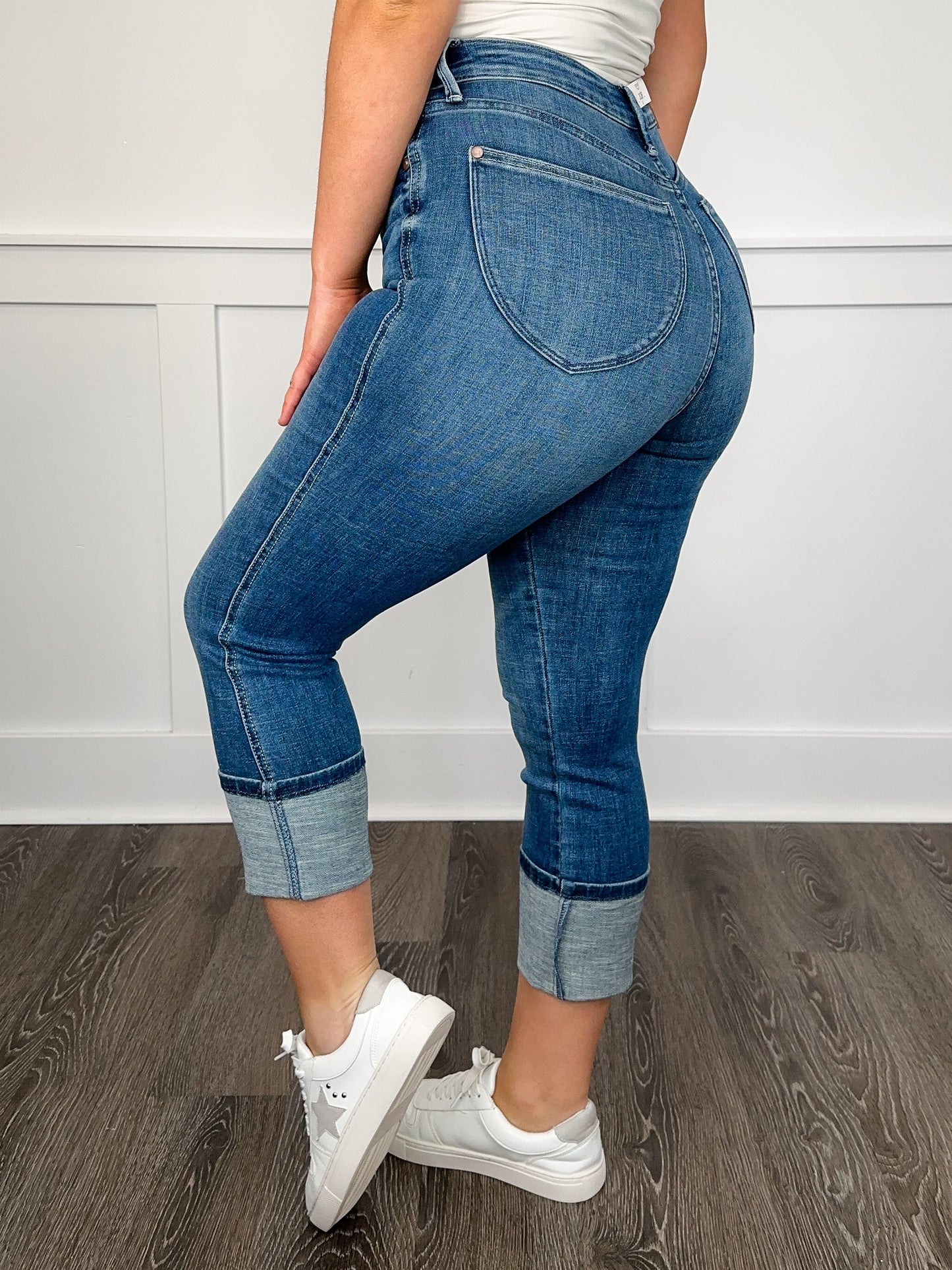 Judy Blue Rylee "Butt Lifting" Tummy Control High-Rise Medium Wash Capris
